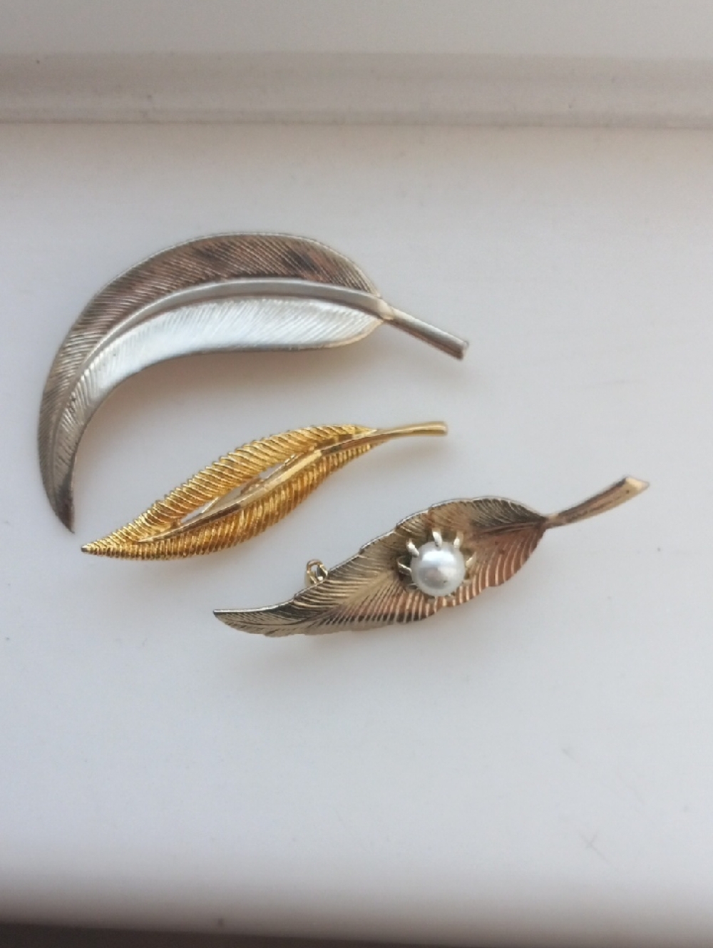 Vintage Gold Tone Feathers Set Of 3 Brooch Pins Faux Pearl